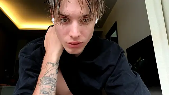 Snapshot of Cryptikov chatting on November 22, 4:55 am Cryptikov online show from November 22, 4:55 am