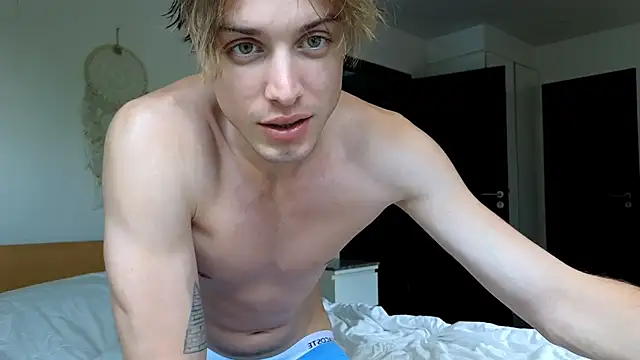 Snapshot of Cryptikov chatting on December 15, 7:34 am Cryptikov online show from December 15, 7:34 am