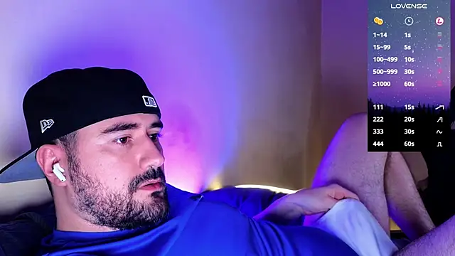 Snapshot of DominantTheo chatting on December 31, 2:40 am DominantTheo online show from December 31, 2:40 am