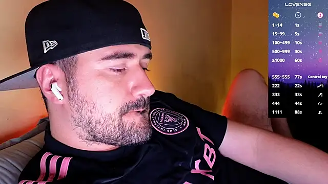 Snapshot of DominantTheo chatting on November 2, 3:09 am DominantTheo online show from November 2, 3:09 am