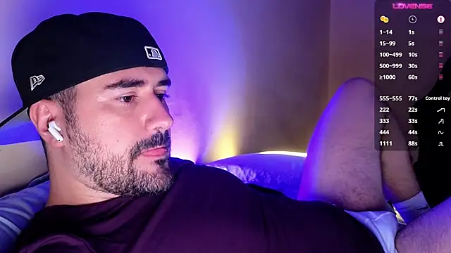 Snapshot of DominantTheo chatting on November 16, 3:56 am DominantTheo online show from November 16, 3:56 am