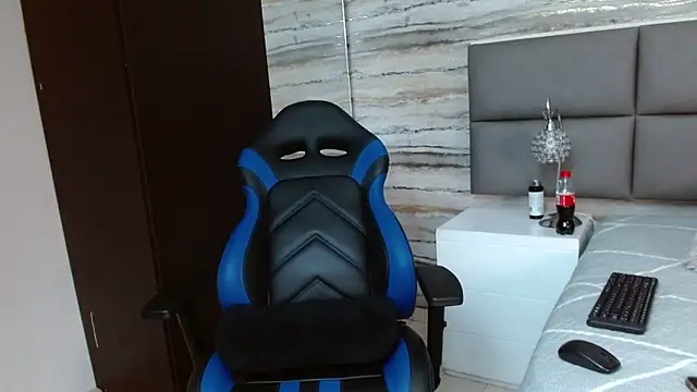 oliver  brown online show from December 13, 9:09 pm