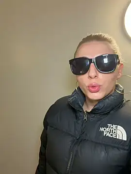 Snapshot of Strongqueen chatting on December 21, 4:58 pm Strongqueen online show from December 21, 4:58 pm