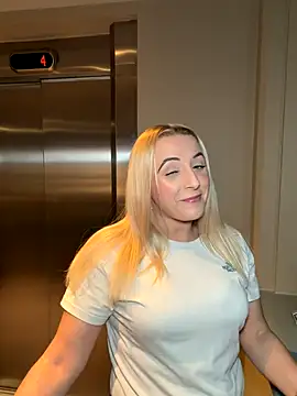 Snapshot of Strongqueen chatting on January 7, 9:06 pm Strongqueen online show from January 7, 9:06 pm