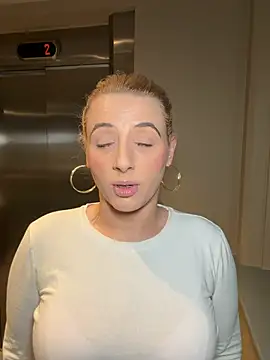 Snapshot of Strongqueen chatting on January 8, 9:17 pm Strongqueen online show from January 8, 9:17 pm