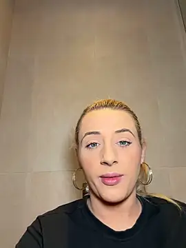 Snapshot of Strongqueen chatting on February 8, 7:39 pm Strongqueen online show from February 8, 7:39 pm