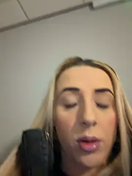 Snapshot of Strongqueen chatting on February 12, 8:26 pm Strongqueen online show from February 12, 8:26 pm