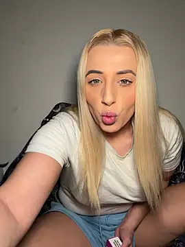 Snapshot of Strongqueen chatting on February 26, 9:47 pm Strongqueen online show from February 26, 9:47 pm