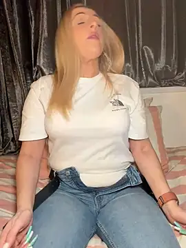 Snapshot of Strongqueen chatting on March 15, 9:43 pm Strongqueen online show from March 15, 9:43 pm