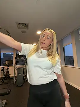 Snapshot of Strongqueen chatting on March 22, 6:33 pm Strongqueen online show from March 22, 6:33 pm