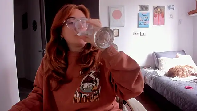 Snapshot of linda_giggle chatting on December 10, 7:00 pm linda giggle online show from December 10, 7:00 pm