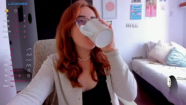 Snapshot of linda_giggle chatting on December 12, 2:22 pm linda giggle online show from December 12, 2:22 pm