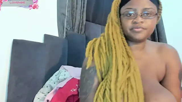 Snapshot of CuteBustyBabes chatting on December 26, 8:50 am CuteBustyBabes online show from December 26, 8:50 am