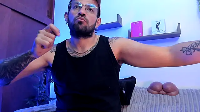 Snapshot of jonathan_rivers chatting on October 17, 8:00 pm jonathan rivers online show from October 17, 8:00 pm