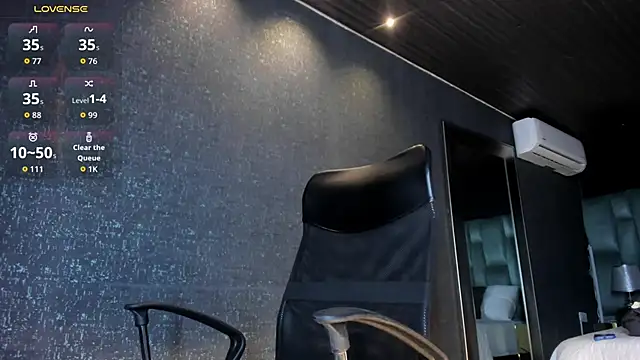 Snapshot of MarkWalker__ chatting on June 15, 10:17 am MarkWalker online show from June 15, 10:17 am