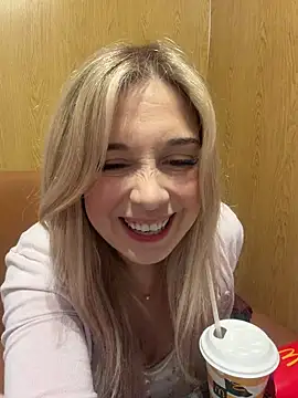 Snapshot of CherryAuroraa chatting on April 5, 8:28 pm CherryAuroraa online show from April 5, 8:28 pm