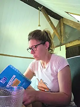 Snapshot of Lina_lou4 chatting on June 20, 4:43 pm Lina lou4 online show from June 20, 4:43 pm