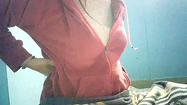 Snapshot of lovelydesi21 chatting on January 6, 5:52 am lovelydesi21 online show from January 6, 5:52 am