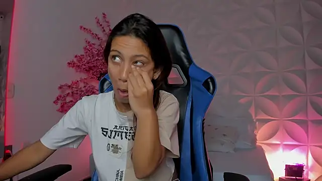 Snapshot of cora_22 chatting on November 8, 12:27 pm cora 22 online show from November 8, 12:27 pm