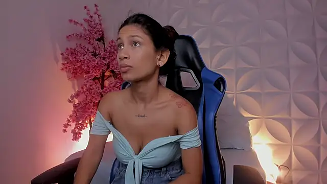 Snapshot of cora_22 chatting on December 4, 12:58 pm cora 22 online show from December 4, 12:58 pm