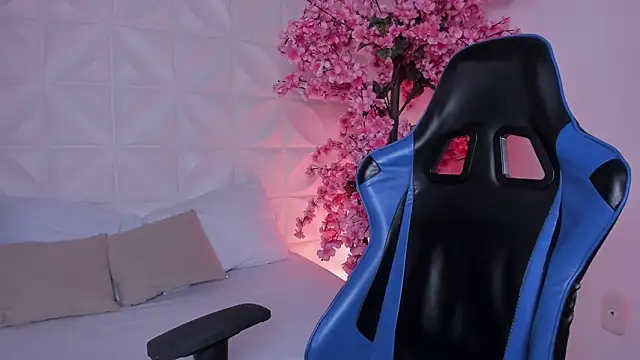 Snapshot of cora_22 chatting on December 15, 1:15 pm cora 22 online show from December 15, 1:15 pm