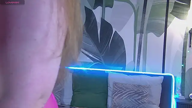 Snapshot of RubyValen chatting on January 17, 1:04 am RubyValen online show from January 17, 1:04 am