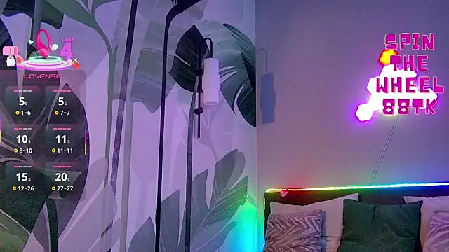 Snapshot of RubyValen chatting on September 30, 1:32 am RubyValen online show from September 30, 1:32 am