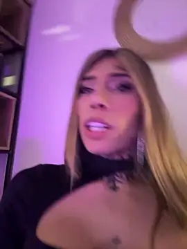 Snapshot of caroline_cossei chatting on December 22, 9:55 am caroline cossei online show from December 22, 9:55 am