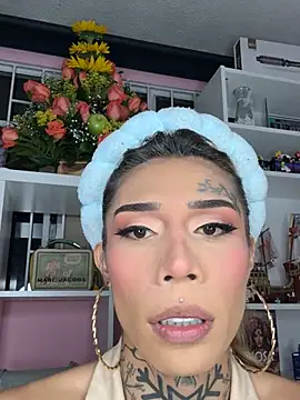 Snapshot of caroline_cossei chatting on February 10, 3:13 am caroline cossei online show from February 10, 3:13 am