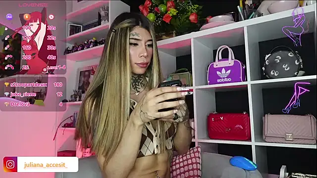 Snapshot of caroline_cossei chatting on February 11, 9:09 am caroline cossei online show from February 11, 9:09 am