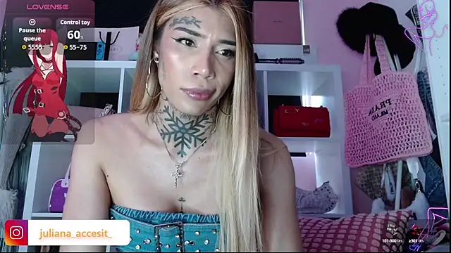 Snapshot of caroline_cossei chatting on October 11, 9:46 pm caroline cossei online show from October 11, 9:46 pm