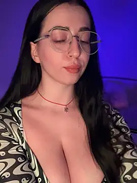 Emylia online show from November 9, 5:00 pm