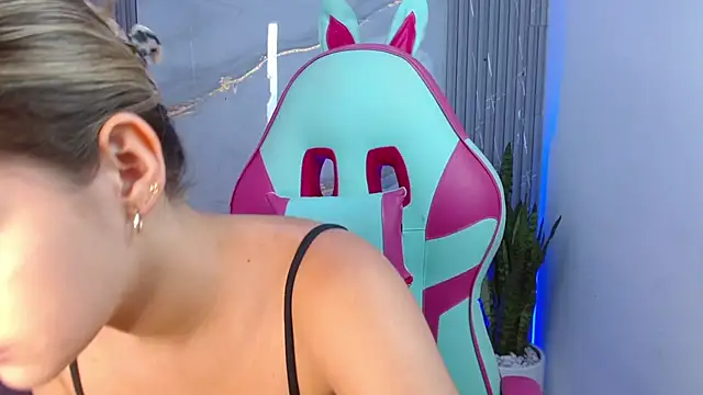 Snapshot of sofia_henaok chatting on February 22, 6:19 pm sofia henaok online show from February 22, 6:19 pm