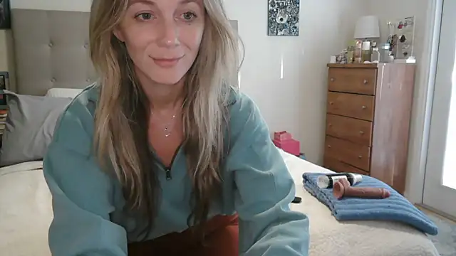 Snapshot of Heyitsmee33 chatting on November 7, 12:27 pm Heyitsmee33 online show from November 7, 12:27 pm