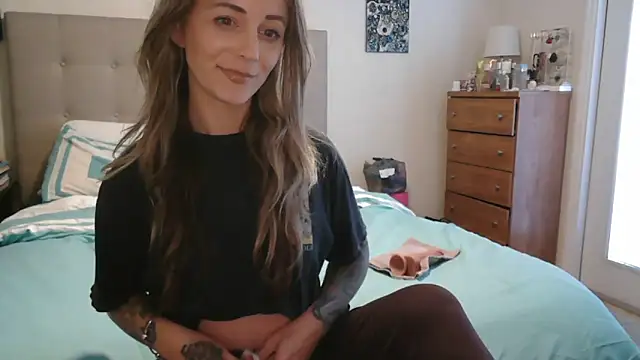 Snapshot of Heyitsmee33 chatting on February 21, 8:54 pm Heyitsmee33 online show from February 21, 8:54 pm