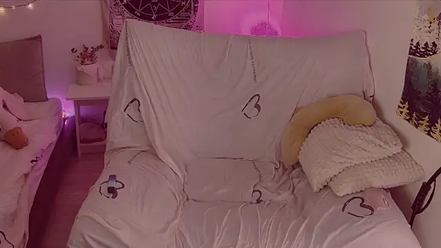 cutenessa online show from December 18, 7:03 am