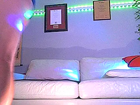 Snapshot of OSIRlS chatting on December 18, 1:50 pm OSIRlS online show from December 18, 1:50 pm