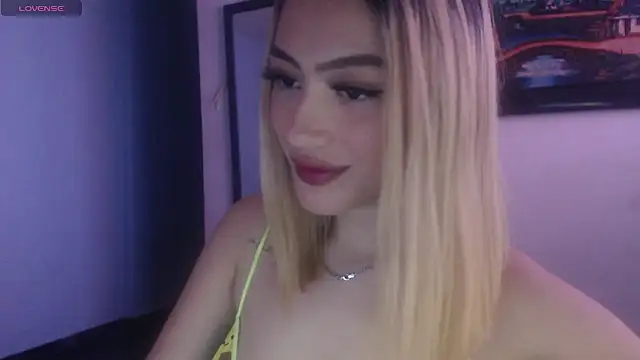 Snapshot of Sophi-tayson chatting on March 5, 3:08 am Sophi-tayson online show from March 5, 3:08 am