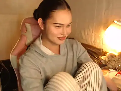 Ashely Lewis online show from November 24, 2:28 pm