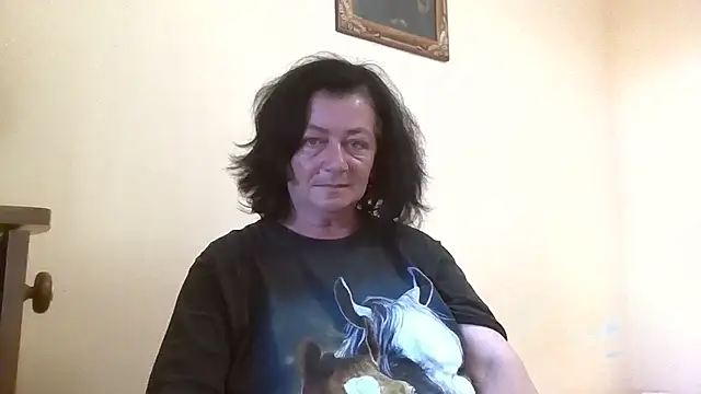 Snapshot of GypsiQueen2 chatting on May 27, 5:21 pm GypsiQueen2 online show from May 27, 5:21 pm