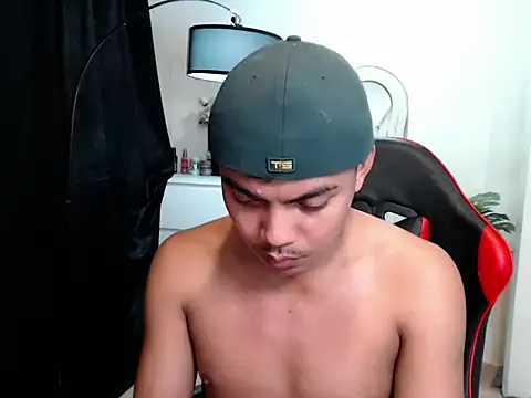 Snapshot of asianboyhunt chatting on April 15, 11:27 pm asianboyhunt online show from April 15, 11:27 pm