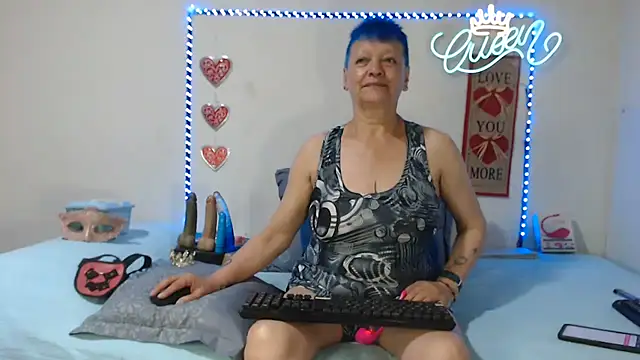 Snapshot of loquitaqueen011 chatting on May 10, 3:17 pm loquitaqueen011 online show from May 10, 3:17 pm