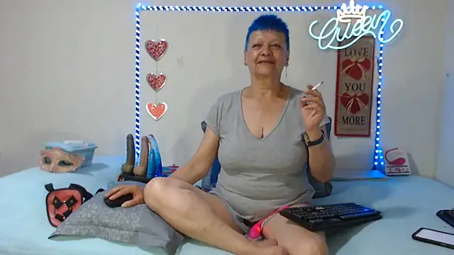 Snapshot of loquitaqueen011 chatting on May 13, 10:38 pm loquitaqueen011 online show from May 13, 10:38 pm
