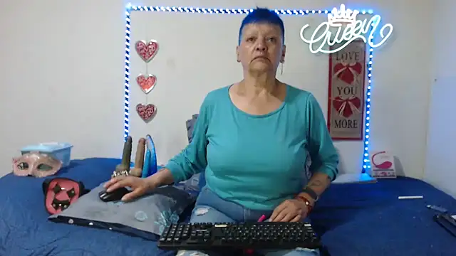 Snapshot of loquitaqueen011 chatting on May 19, 9:43 pm loquitaqueen011 online show from May 19, 9:43 pm