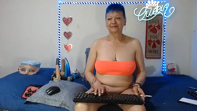 Snapshot of loquitaqueen011 chatting on July 5, 3:30 pm loquitaqueen011 online show from July 5, 3:30 pm