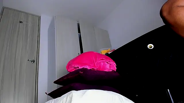 Snapshot of Skarleth69 chatting on October 31, 2:45 am Skarleth69 online show from October 31, 2:45 am