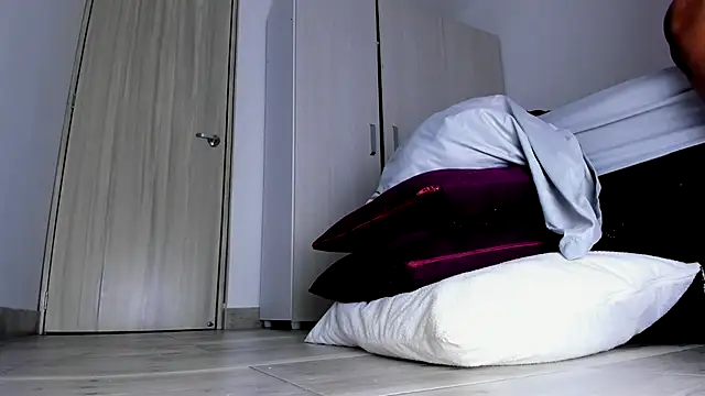 Snapshot of Skarleth69 chatting on November 5, 2:11 am Skarleth69 online show from November 5, 2:11 am