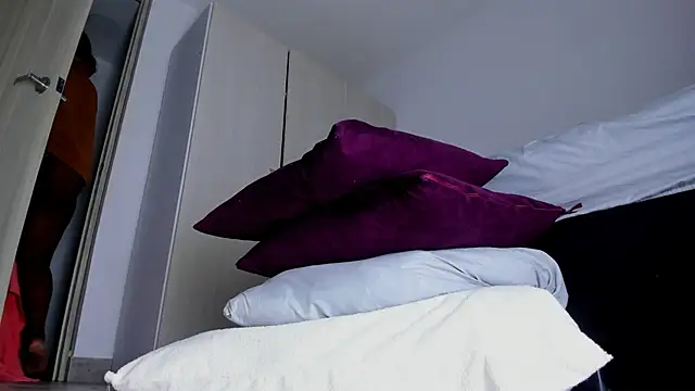 Snapshot of Skarleth69 chatting on February 5, 1:43 am Skarleth69 online show from February 5, 1:43 am