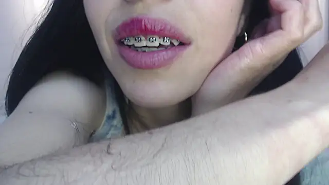 adriscute online show from February 8, 11:24 pm