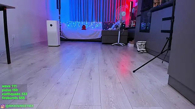 nikkisweetie online show from February 3, 5:29 am